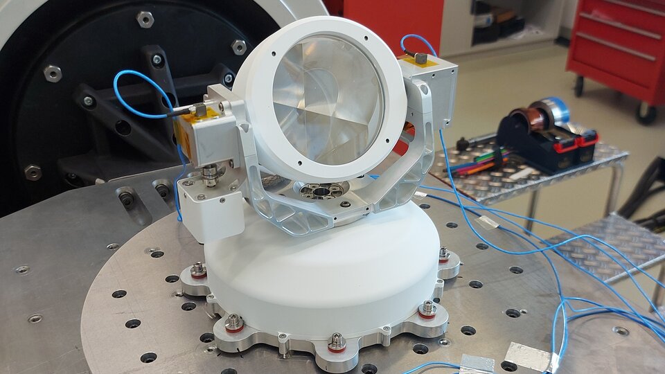 航天图片资料 · MPAc during a vibration test