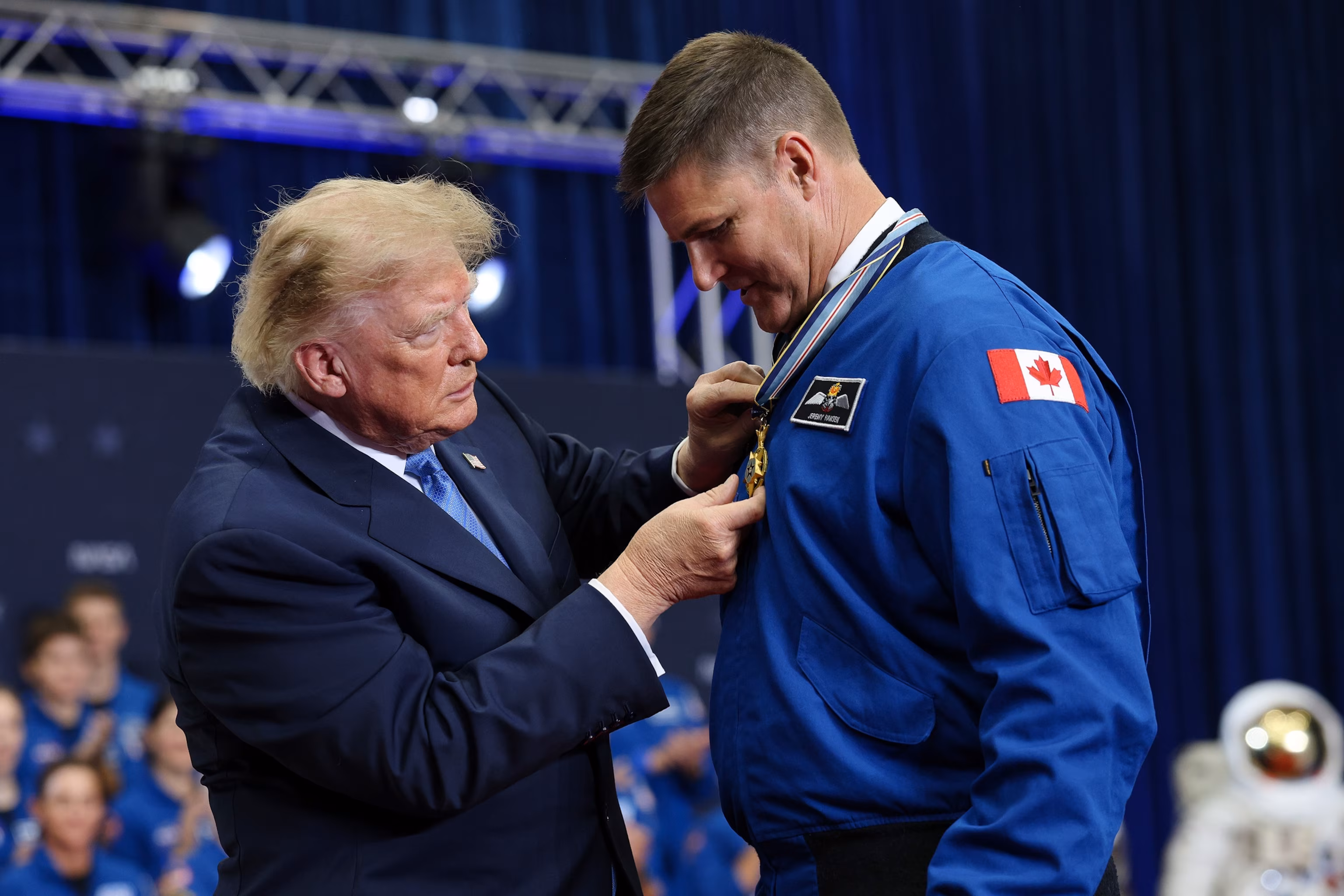航天图片资料 · PHOTO: President Donald Trump awards the Congressional Space Medal of Honor to Jeremy Hansen of the Canadian Space Agency during a ceremony honoring Artemis II crew members at NASA's Johnson Space Center, August 28, 2026 in Houston, Texas.