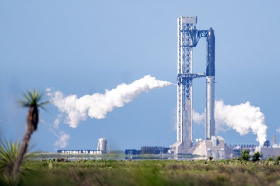 航天图片资料 · 5月21日，SpaceX星舰V3停放在德克萨斯州博卡奇卡海滩Starbase发射基地的发射台上。