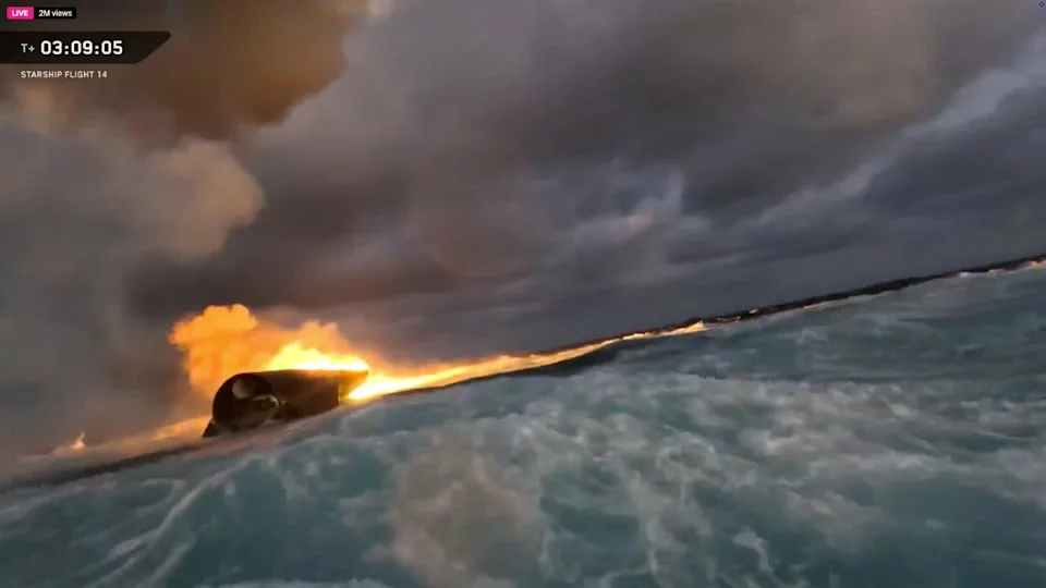 航天图片资料 · After settling to a controlled, tail-first splashdown, the Starship tiled over and exploded as residual propellants ignited, a relatively normal occurrence for ocean landings. / Credit: SpaceX