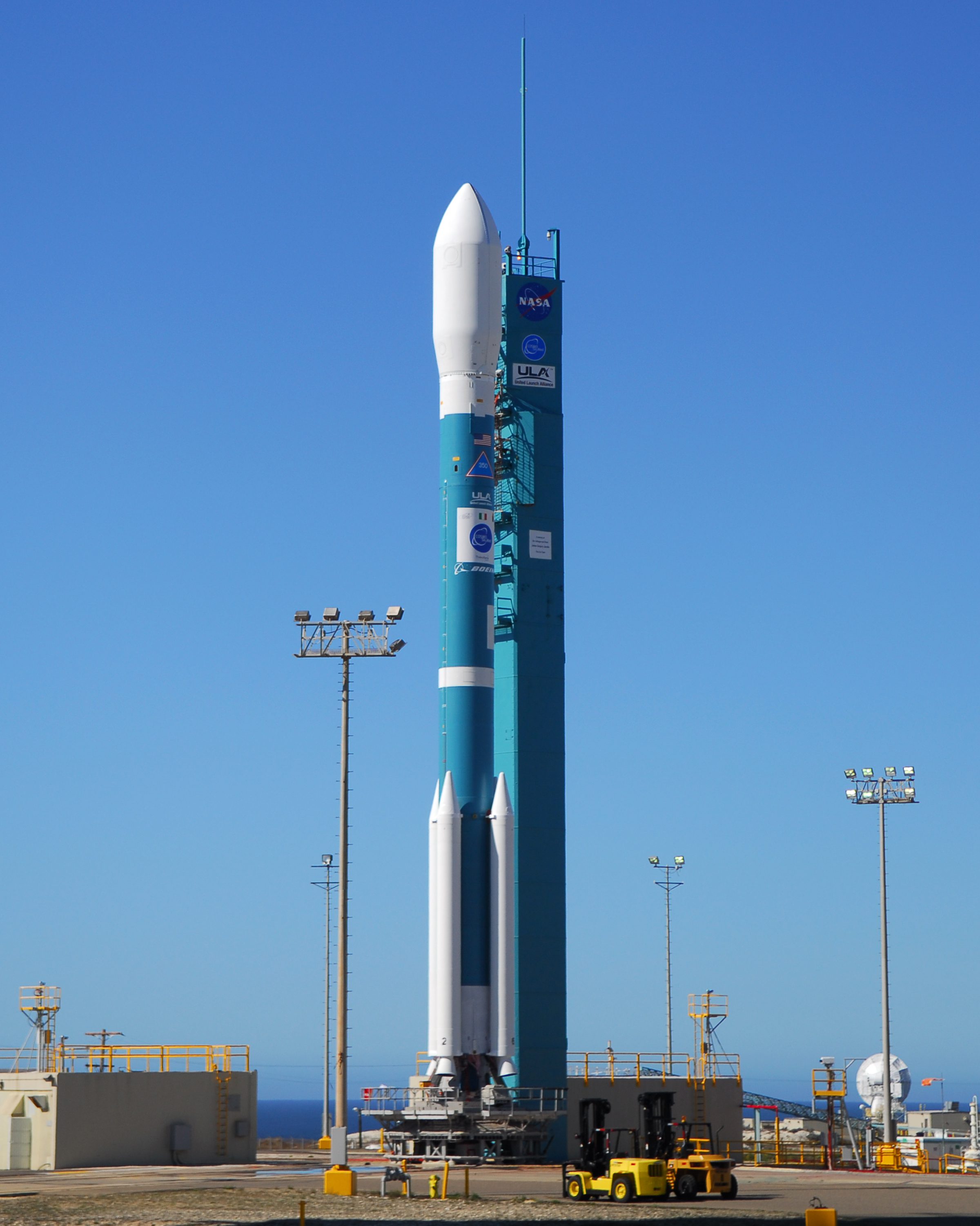航天图片资料 · Delta II 7420-10C on the pad (COSMO-4)
