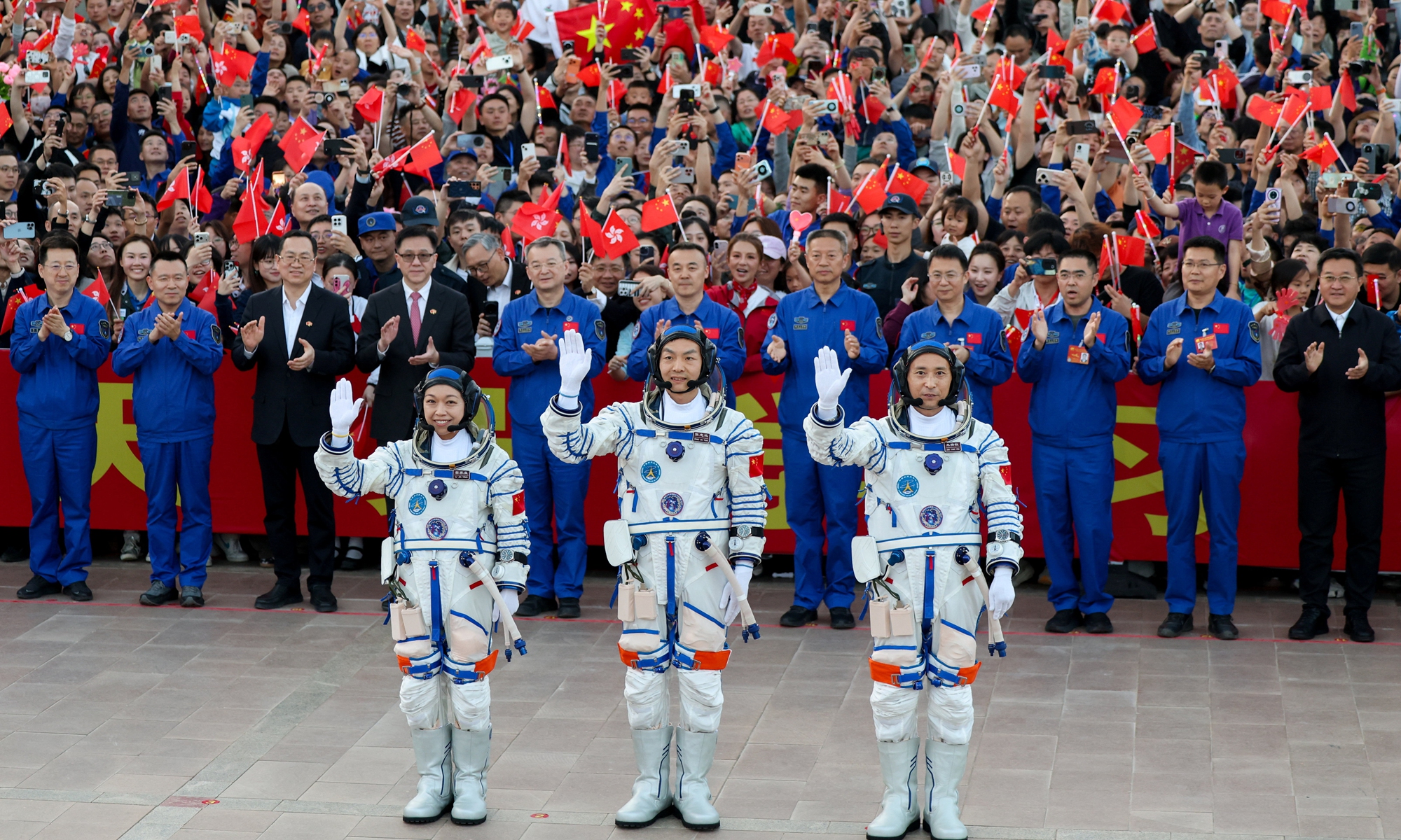 航天图片资料 · Chinese astronauts Zhu Yangzhu (center), Zhang Zhiyuan (right) and Lai Ka-ying, for the Shenzhou-23 crewed spaceflight mission, meet the press at the Jiuquan Satellite Launch Center in Northwest China, on May 23, 2026. Photo: VCG