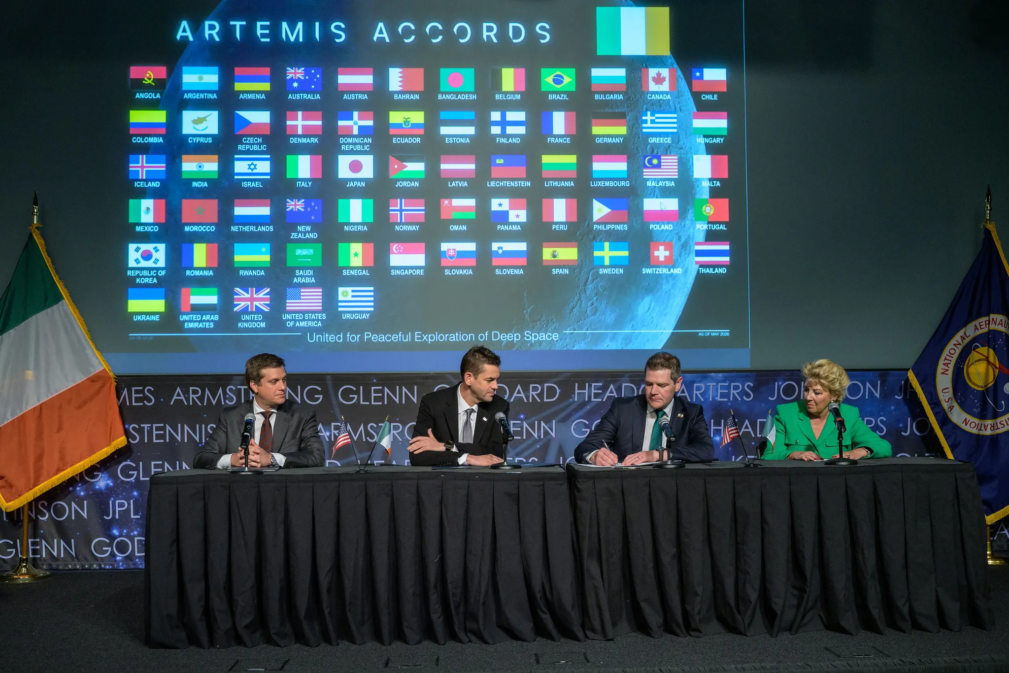 航天图片资料 · Officials from the United States and Ireland look on as Ireland signs the Artemis Accords while sitting at tables. The flags of the Artemis Accords signatories are behind them.