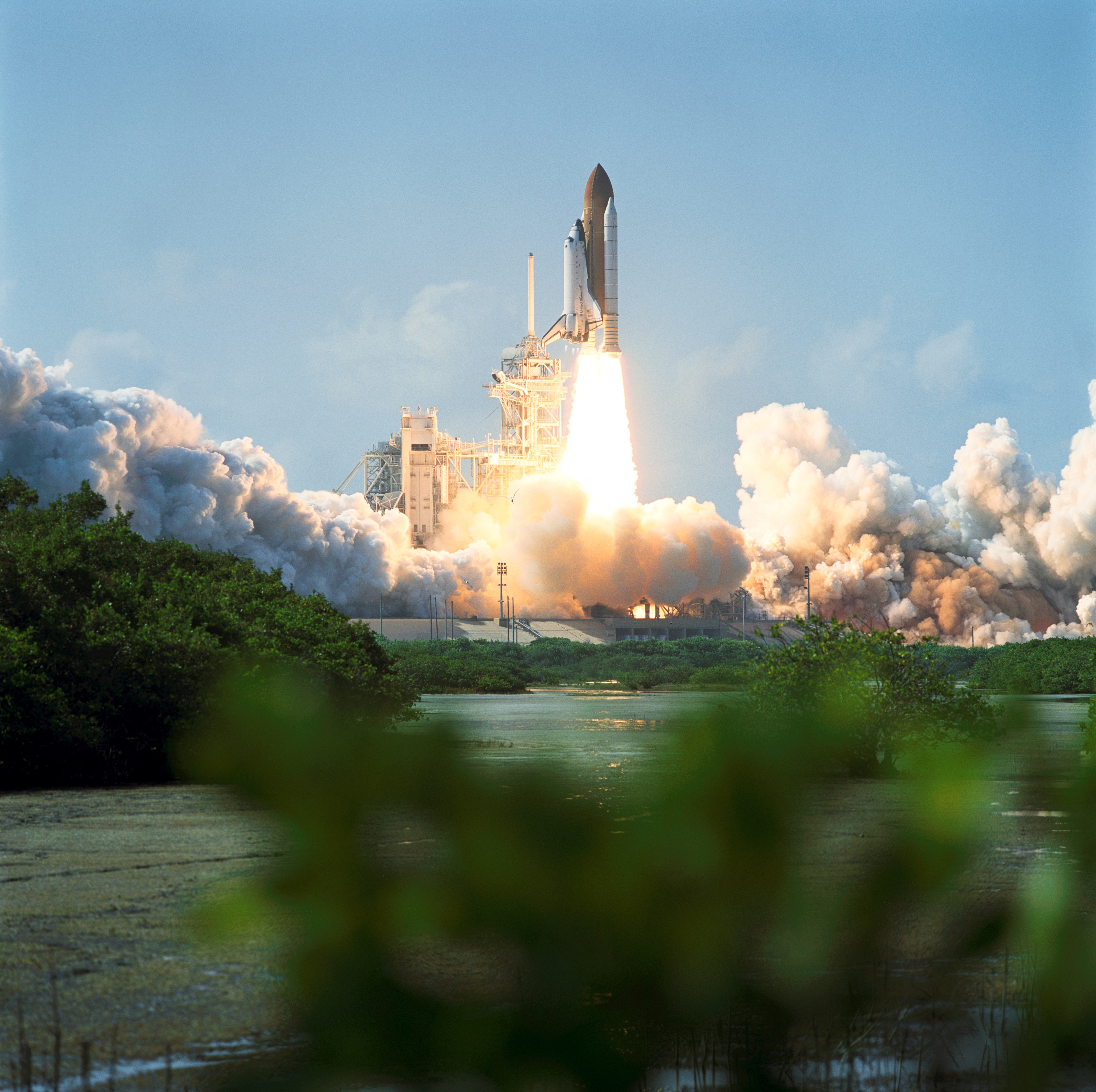 航天图片资料 · NASA's space shuttle Atlantis launches the STS-112 construction mission to the International Space Station from Kennedy Space Center's Pad 39B in Cape Canaveral, Florida on Oct. 7, 2002.