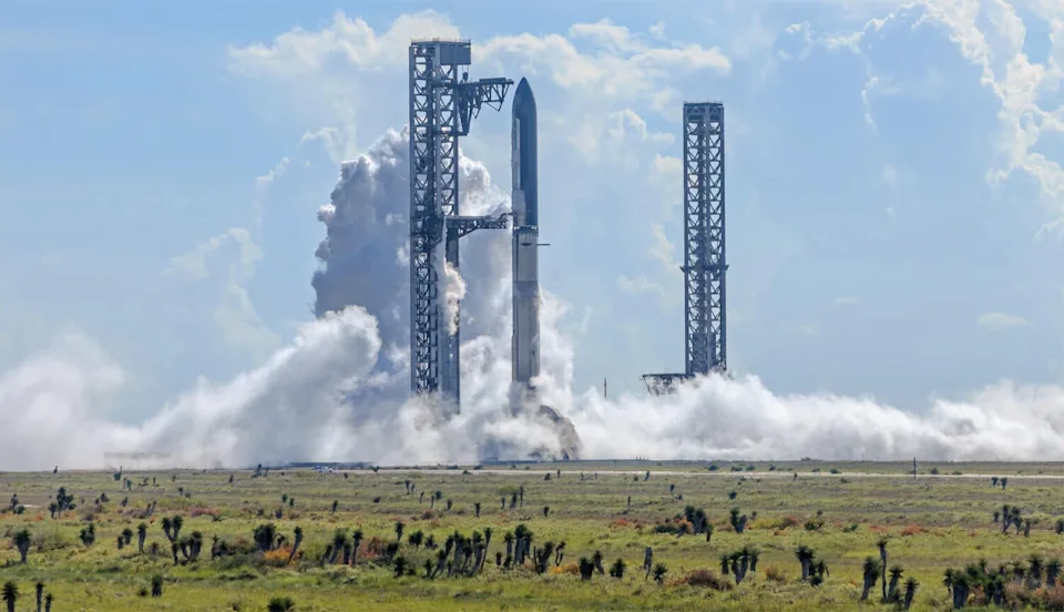 航天图片资料 · Icy water vapor streams away from SpaceX's Super Heavy-Starship rocket during a fueling test a week before launch. / Credit: SpaceX