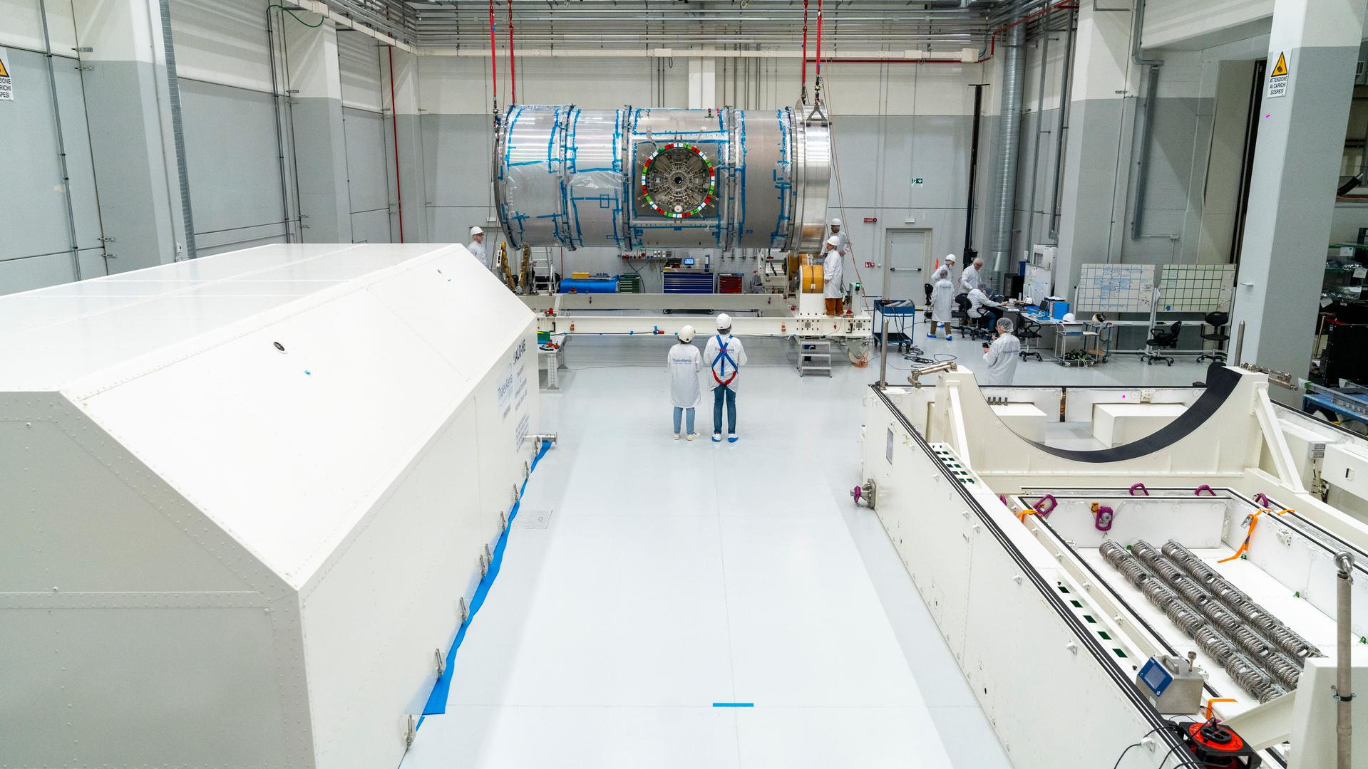 航天图片资料 · Technicians at Thales Alenia Space in Turin, Italy prepare the HALO habitat module for transport to the United States.