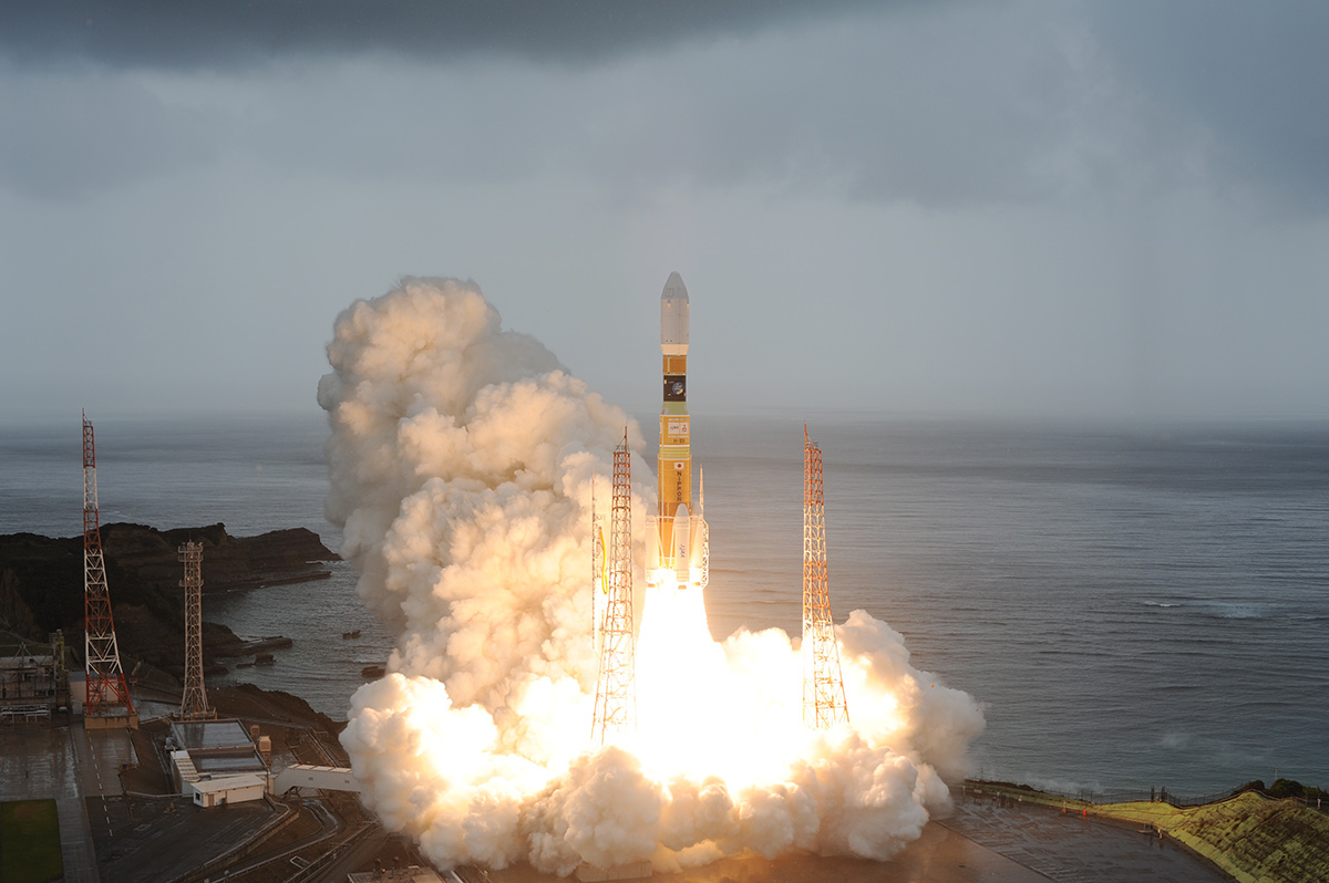 航天图片资料 · H-IIB 304 liftoff from LP-2 (HTV-3)