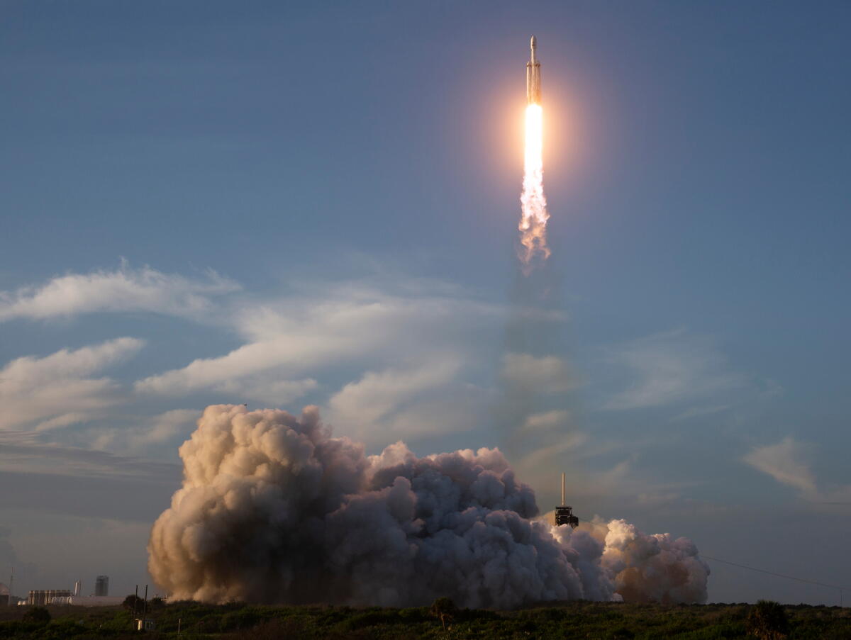 航天图片资料 · A rocket launches with a plume of smoke.