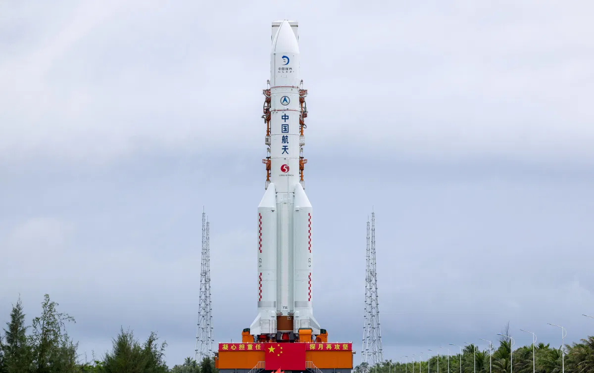 航天图片资料 · <i>Yang Guanyu/Xinhua/Getty Images via CNN Newsource</i><br/>The Chang'e-7 lunar probe atop its carrier rocket last week at the Wenchang Spacecraft Launch Site in China's Hainan Province.