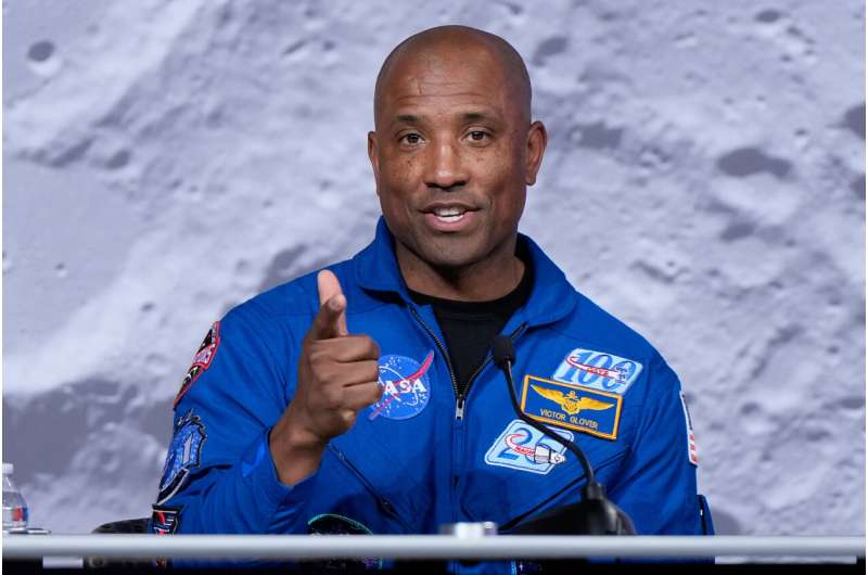 航天图片资料 · NASA astronaut Victor Glover, a member of the NASA's Artemis II crew, speaks during a news conference on April 16, 2026, in Houston. Credit: AP Photo/Ashley Landis, file Artemis II moonshot commander and pilot are hanging up their astronaut suits at NASA