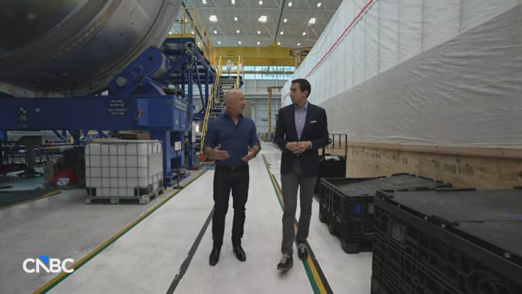 航天图片资料 · Blue Origin founder Jeff Bezos gives CNBC a tour of his Rocket Park factory