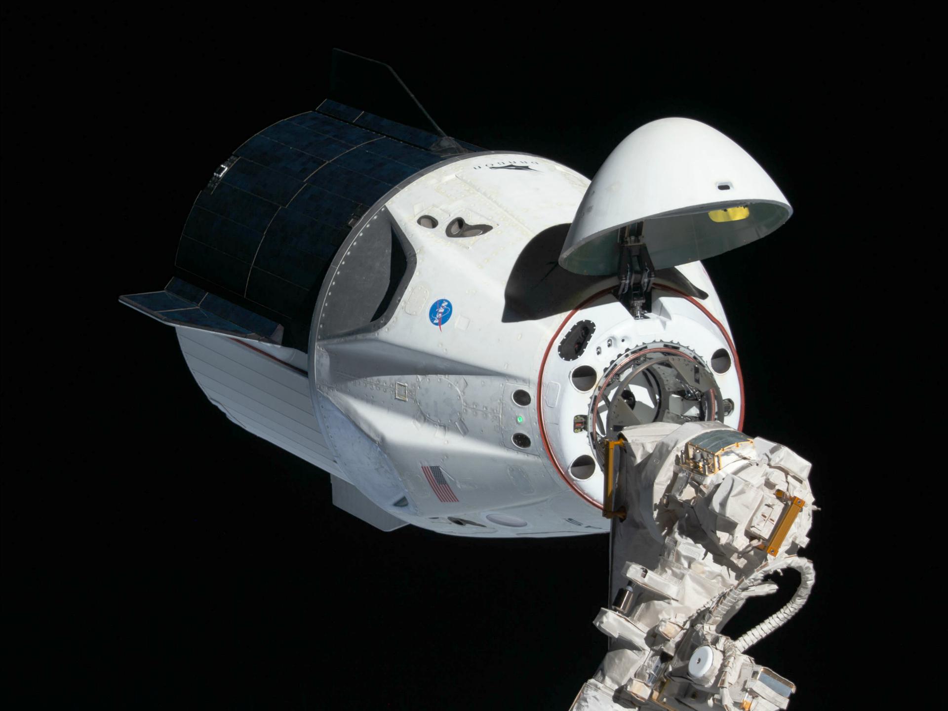 航天图片资料 · Crew Dragon docking