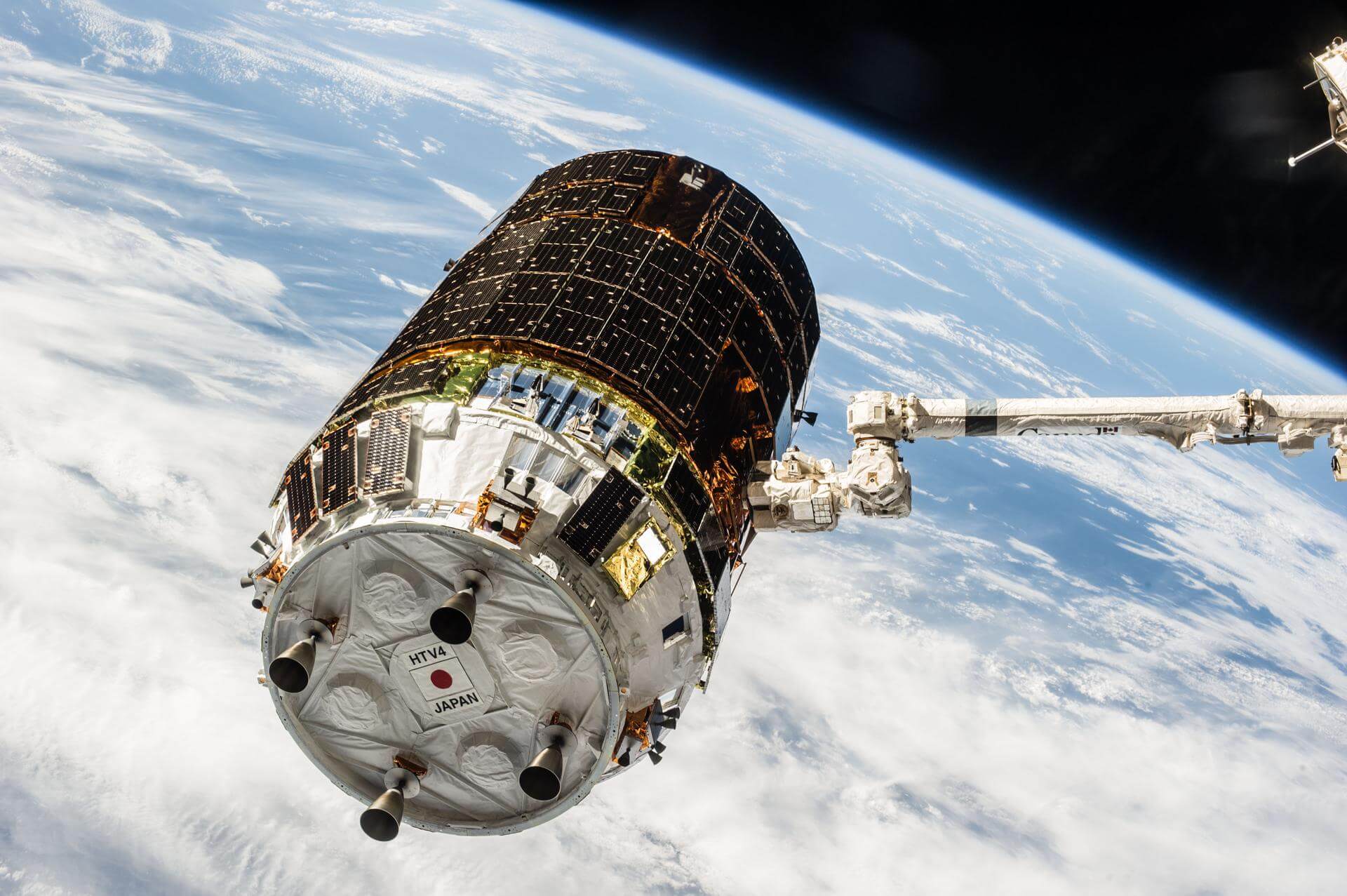 航天图片资料 · HTV-4 captured by Canadarm2