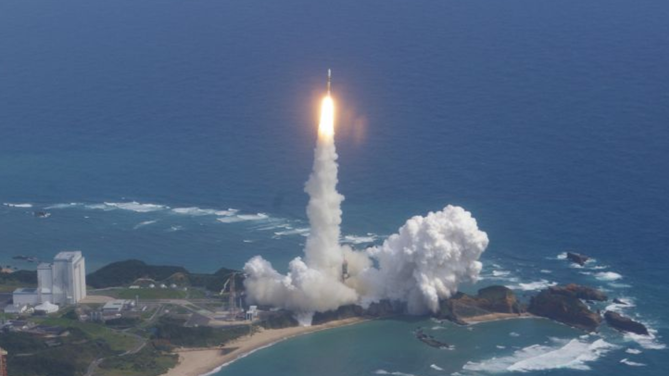 航天图片资料 · A white and yellow Japanese rocket launches the Kaguya spacecraft to the moon on Sept. 13, 2007.