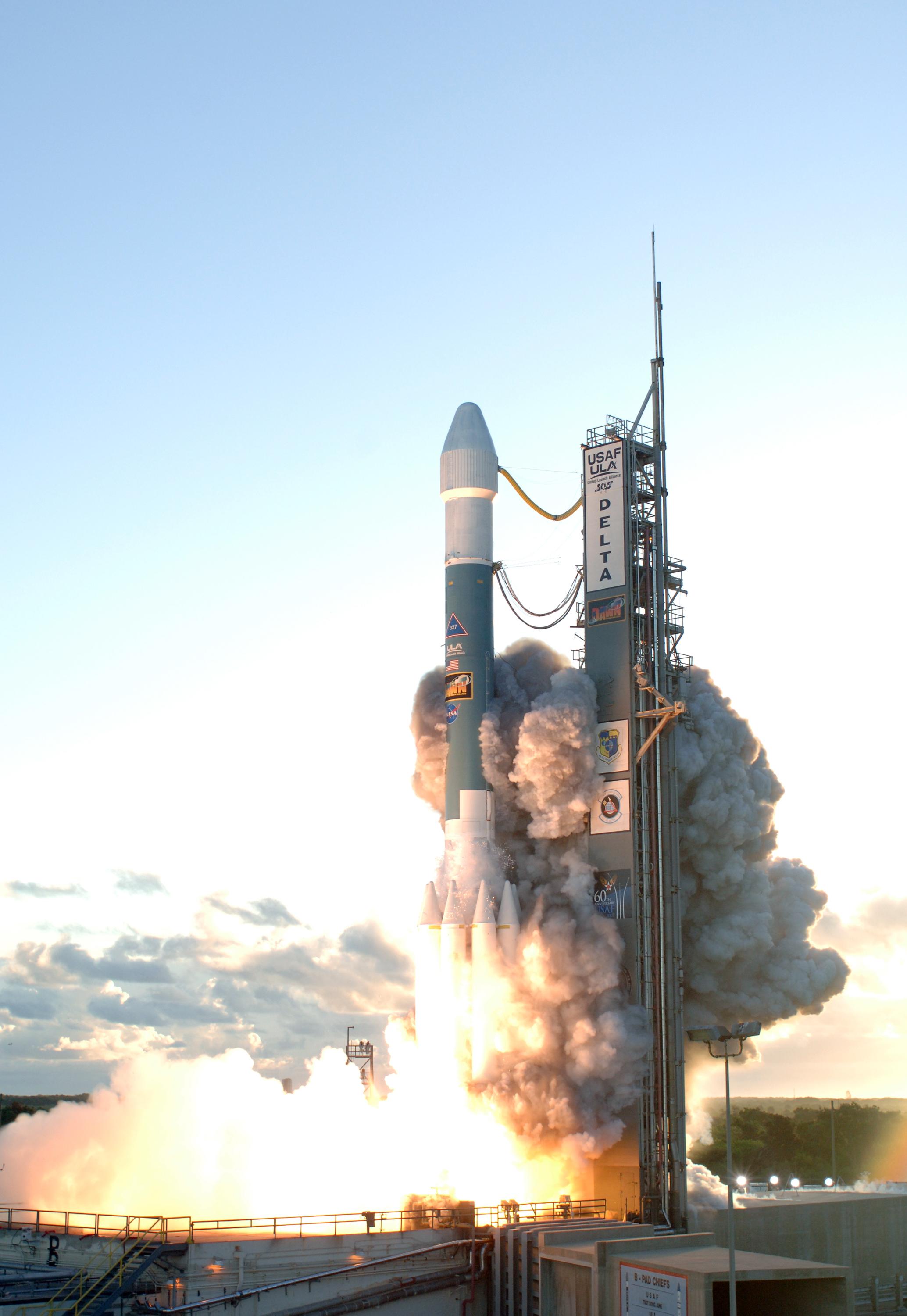 航天图片资料 · Delta II 7925H-9.5 from SLC-17B (Dawn)