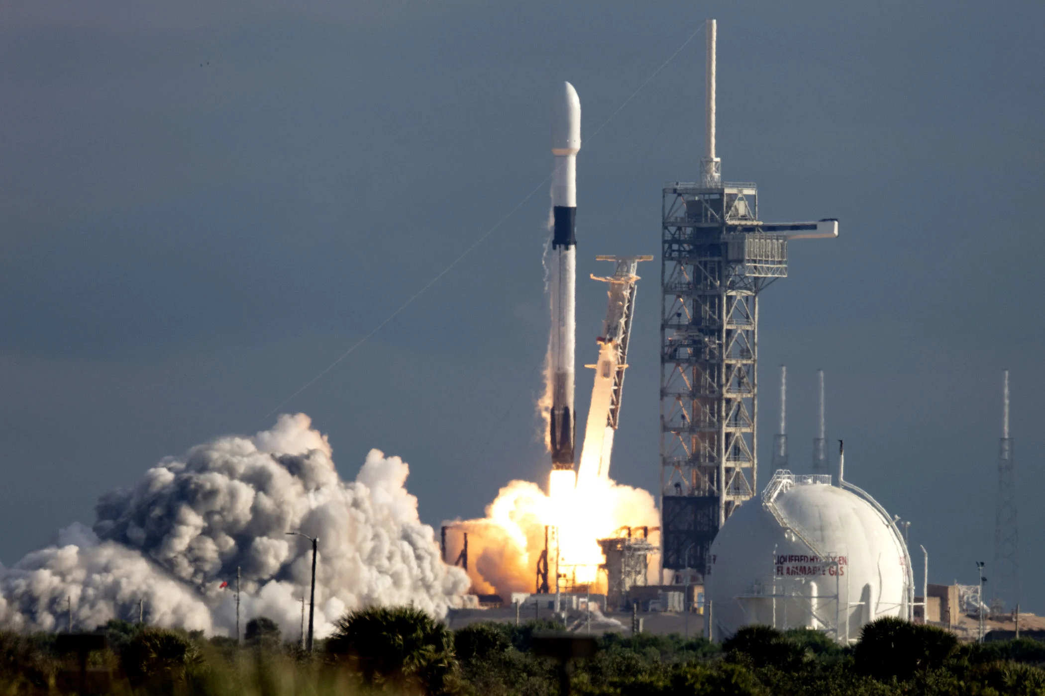 航天图片资料 · A rocket is lifting off from a launchpad.