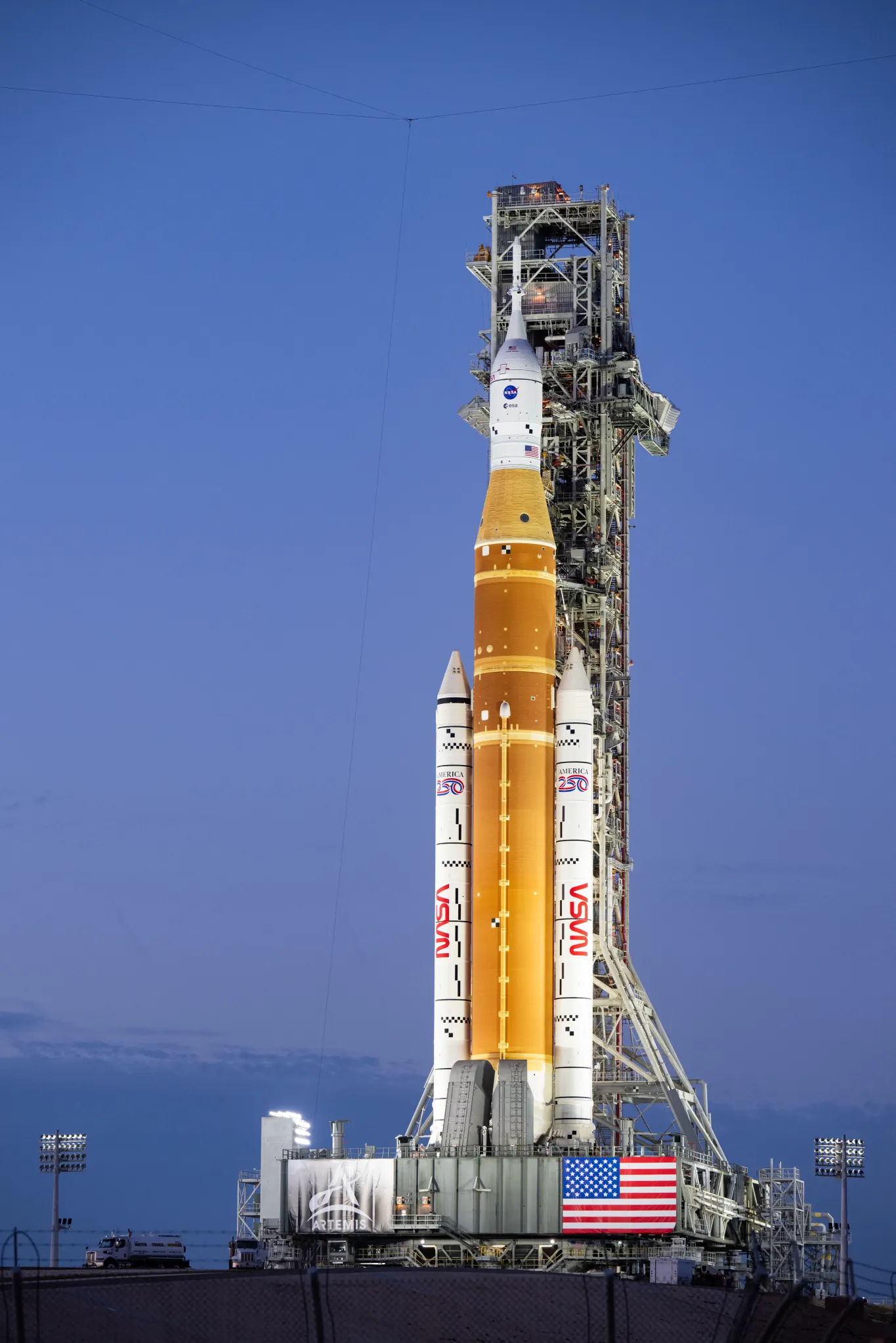 航天图片资料 · NASA's orange and white Space Launch System rocket on the launch pad.