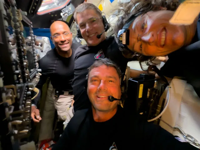 航天图片资料 · Midway through their lunar observation period on Monday, April 6, 2026, the Artemis II crew members, NASA astronauts Reid Wiseman, Victor Glover, Christina Koch, and CSA (Canadian Space Agency) astronaut Jeremy Hansen, pause to turn the camera around for a selfie inside the Orion spacecraft.