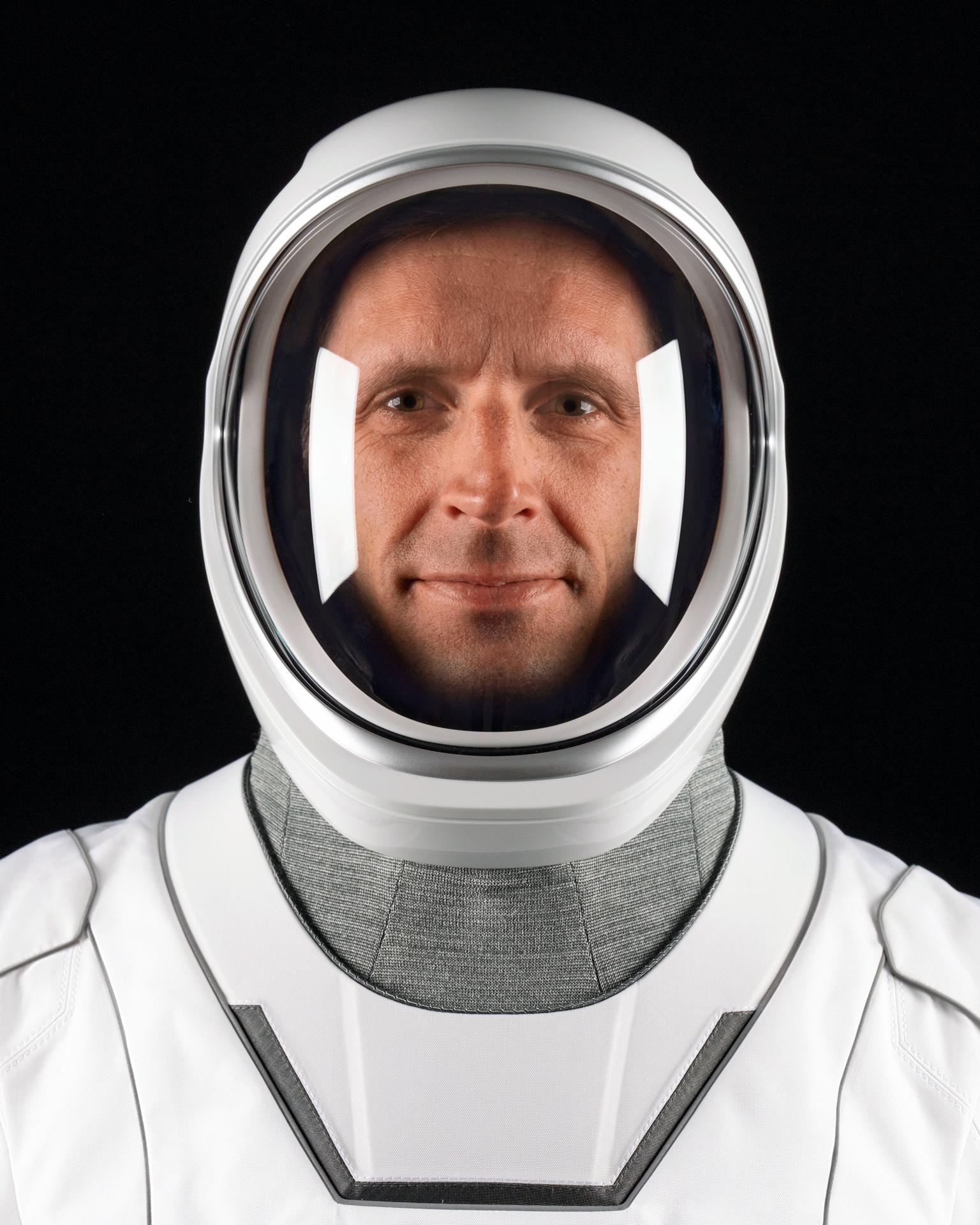 航天图片资料 · CSA (Canadian Space Agency) astronaut Joshua Kutryk, mission specialist of NASA’s SpaceX Crew-13 mission to the International Space Station, poses for a portrait in his pressure suit at SpaceX headquarters in Hawthorne, California.