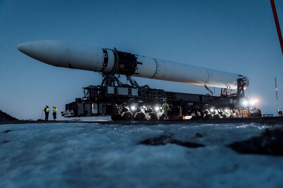 航天图片资料 · Spectrum rocket rolling out to the launch pad