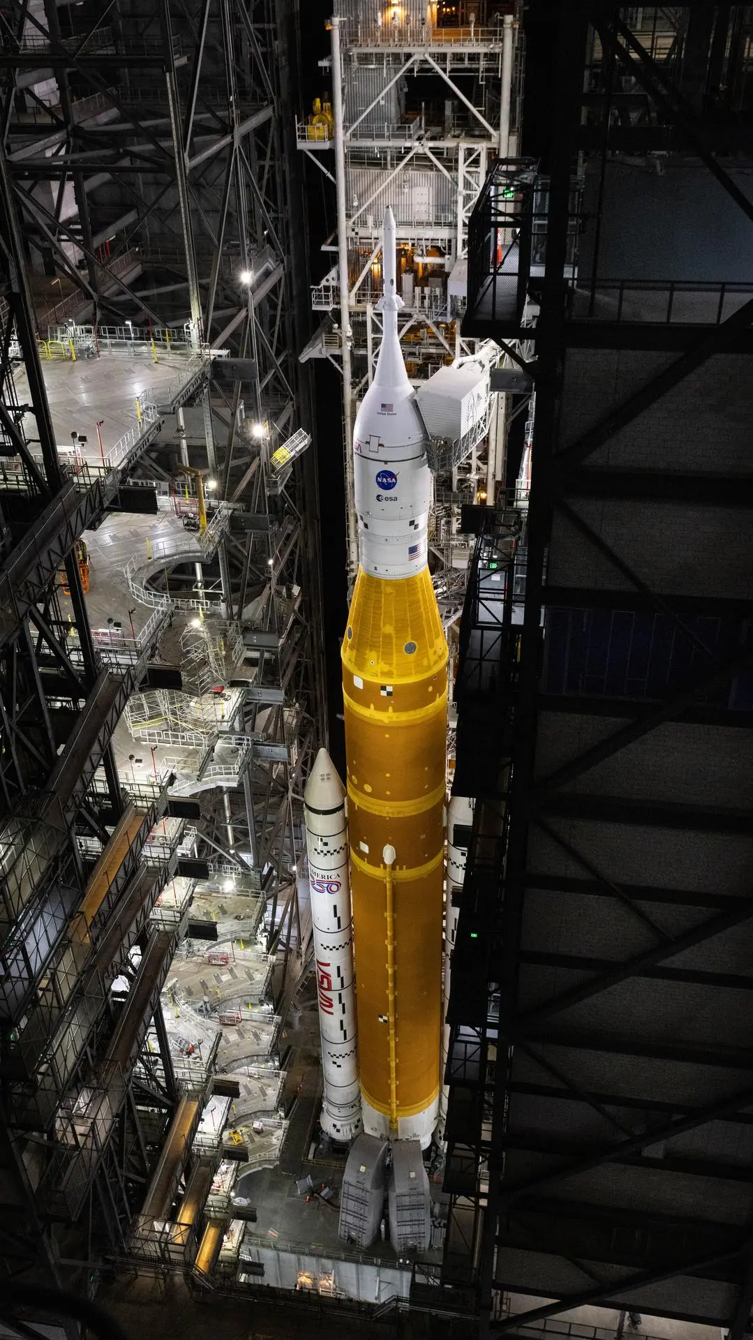航天图片资料 · NASA’s crawler-transporter 2, carrying NASA’s Artemis II SLS (Space Launch System) rocket with the Orion spacecraft.