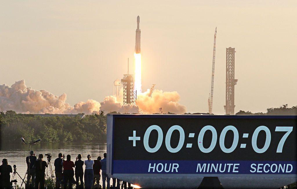 航天图片资料 · The rocket blasting off carrying the telescope