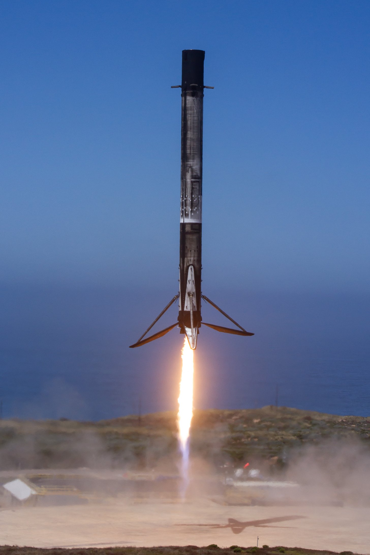 航天图片资料 · B1075 landing on LZ-4 during Transporter-11 launch