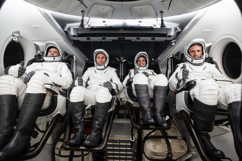 航天图片资料 · SpaceX Crew-13 Members Inside Dragon Spacecraft