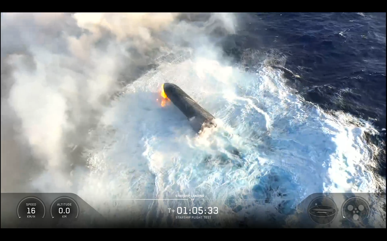 航天图片资料 · A SpaceX Starship vehicle floats in the Indian Ocean after Flight 13 splashdown