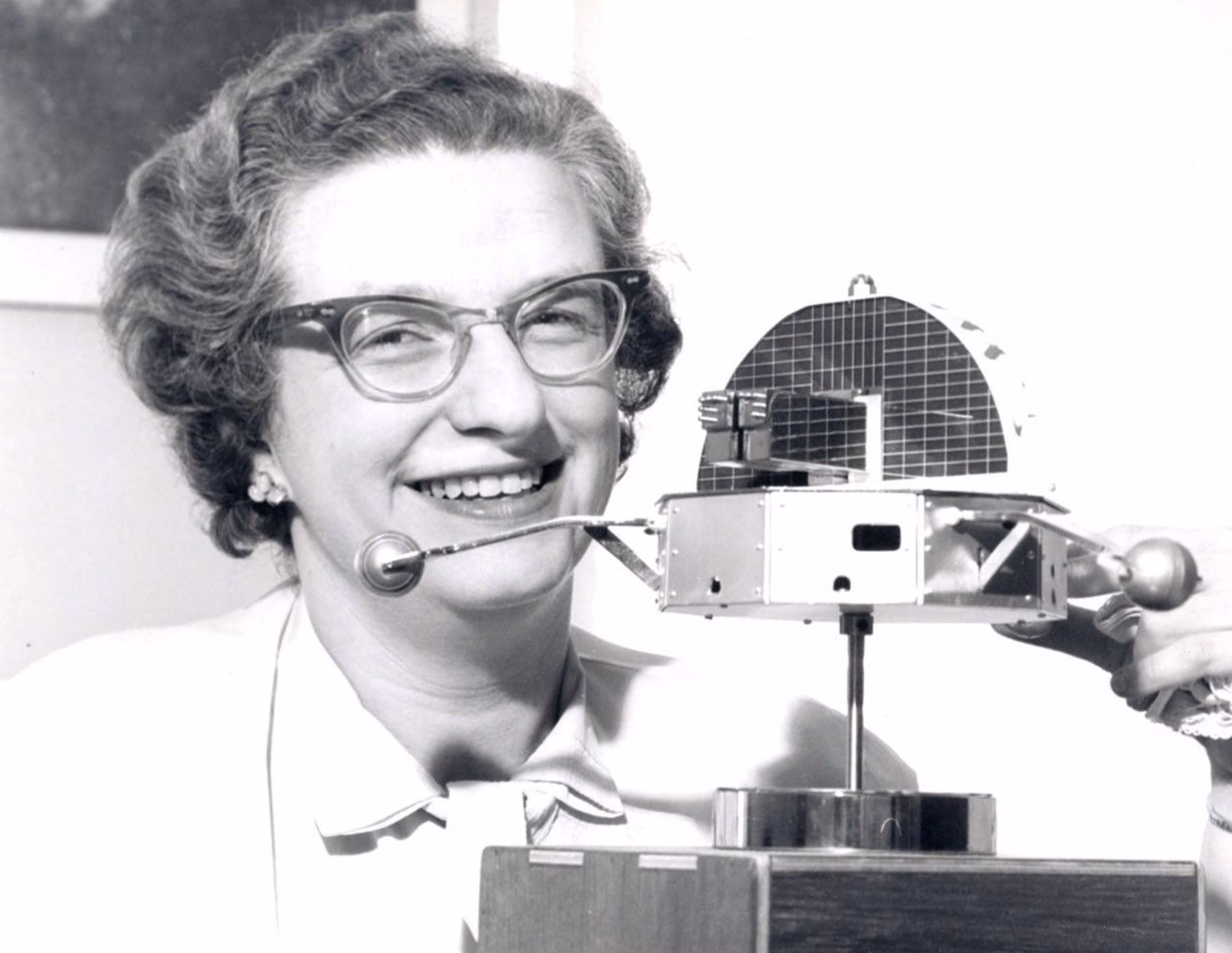 航天图片资料 · PHOTO: Dr. Nancy Grace Roman is shown with a model of the Orbiting Solar Observatory (OSO) in 1962. She was the first Chief of Astronomy in the Office of Space Science at NASA Headquarters and the first woman to hold an executive position at NASA.