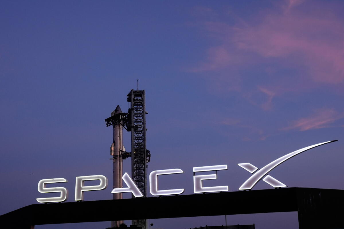 航天图片资料 · SpaceX's mega rocket Starship prepares for a test flight from Boca Chica, Texas, in 2024.