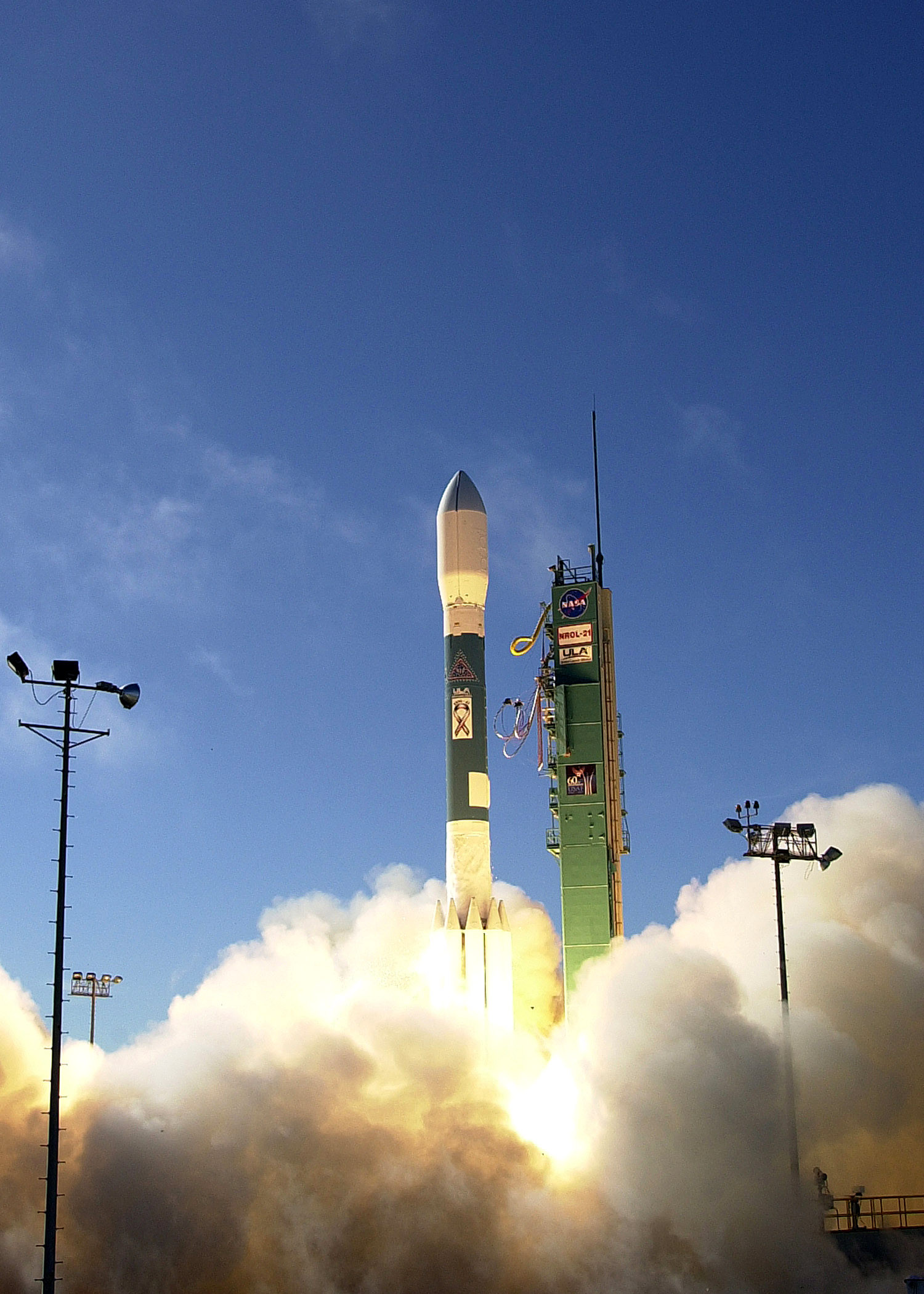 航天图片资料 · Delta II 7920-10 liftoff from SLC-2W (NROL-21)