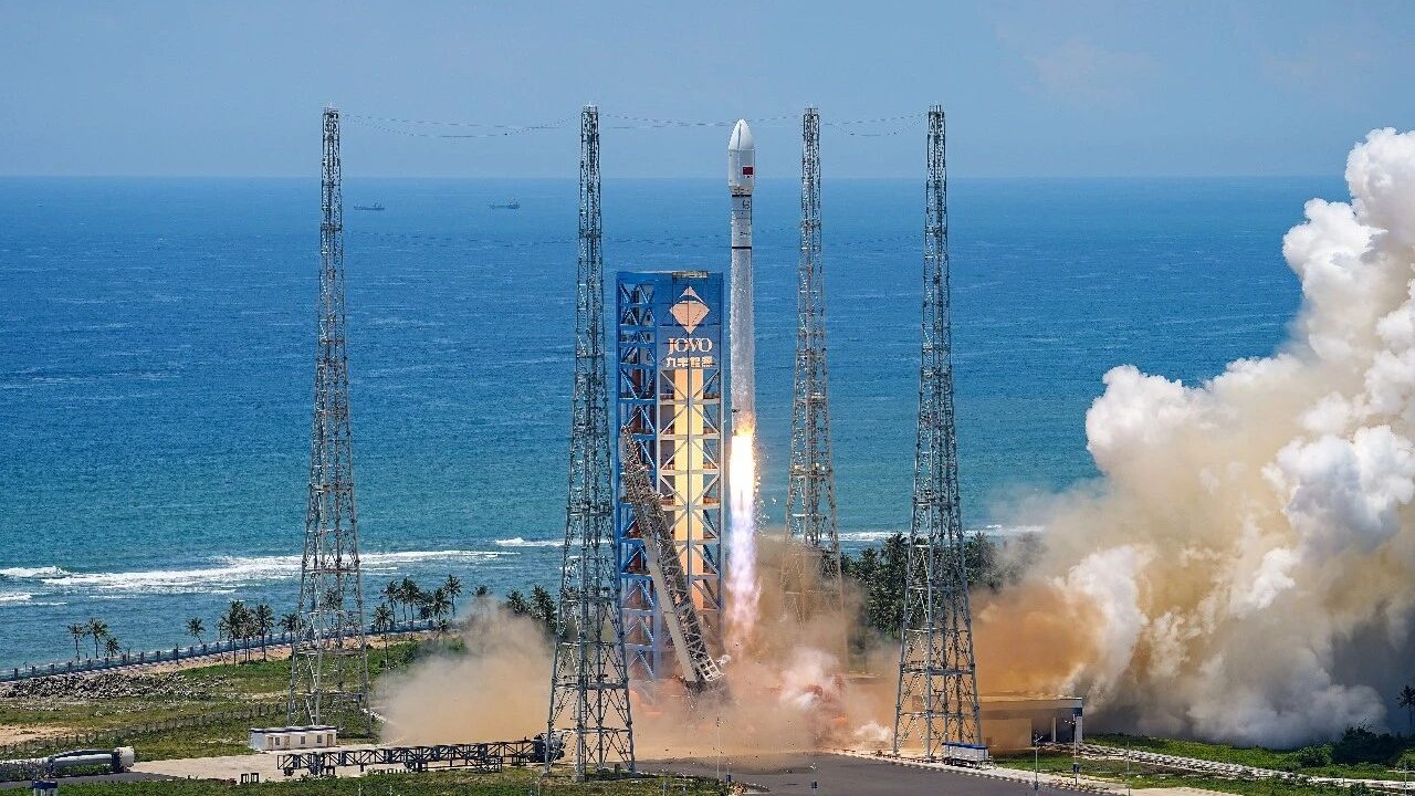 航天图片资料 · A white Long March 12 rocket lifts off against the backdrop of a rich blue sea.