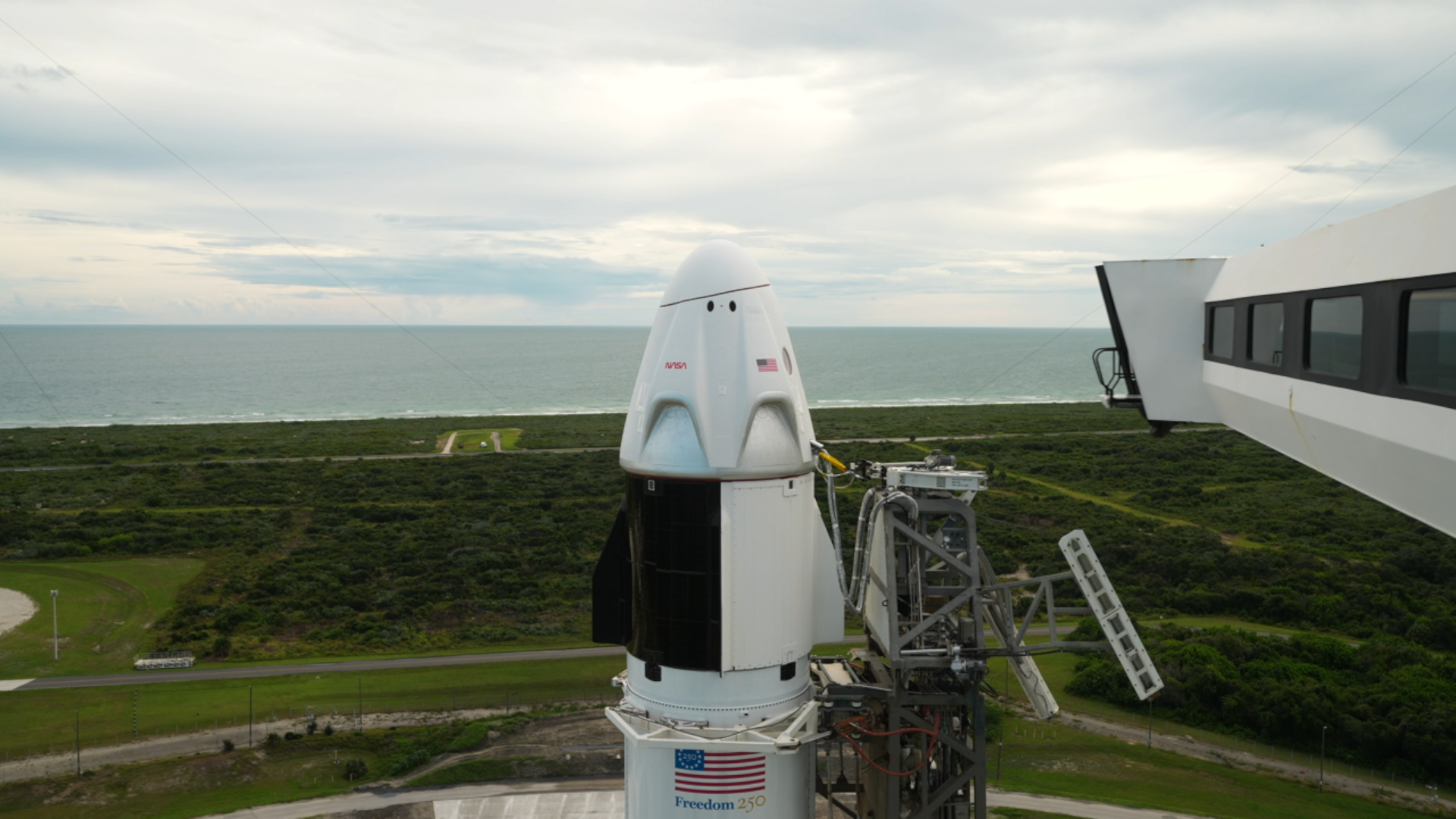 航天图片资料 · Rocket on pad.