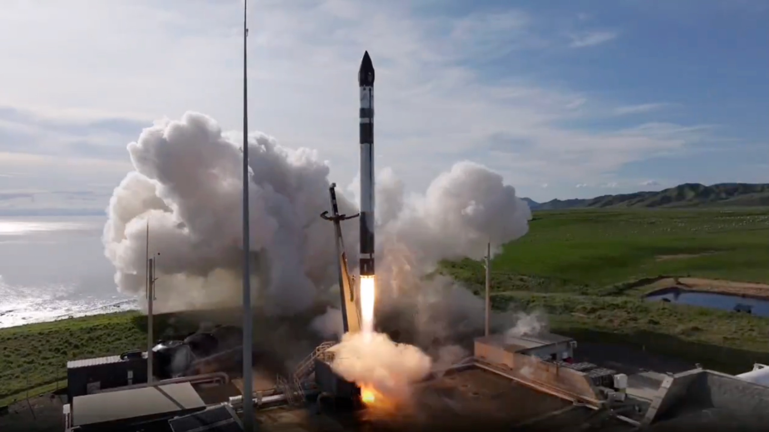 航天图片资料 · A Rocket Lab Electron rocket launches a Strix Earth-observing radar satellite for the Japanese company Synspective on Sept. 18, 2026.