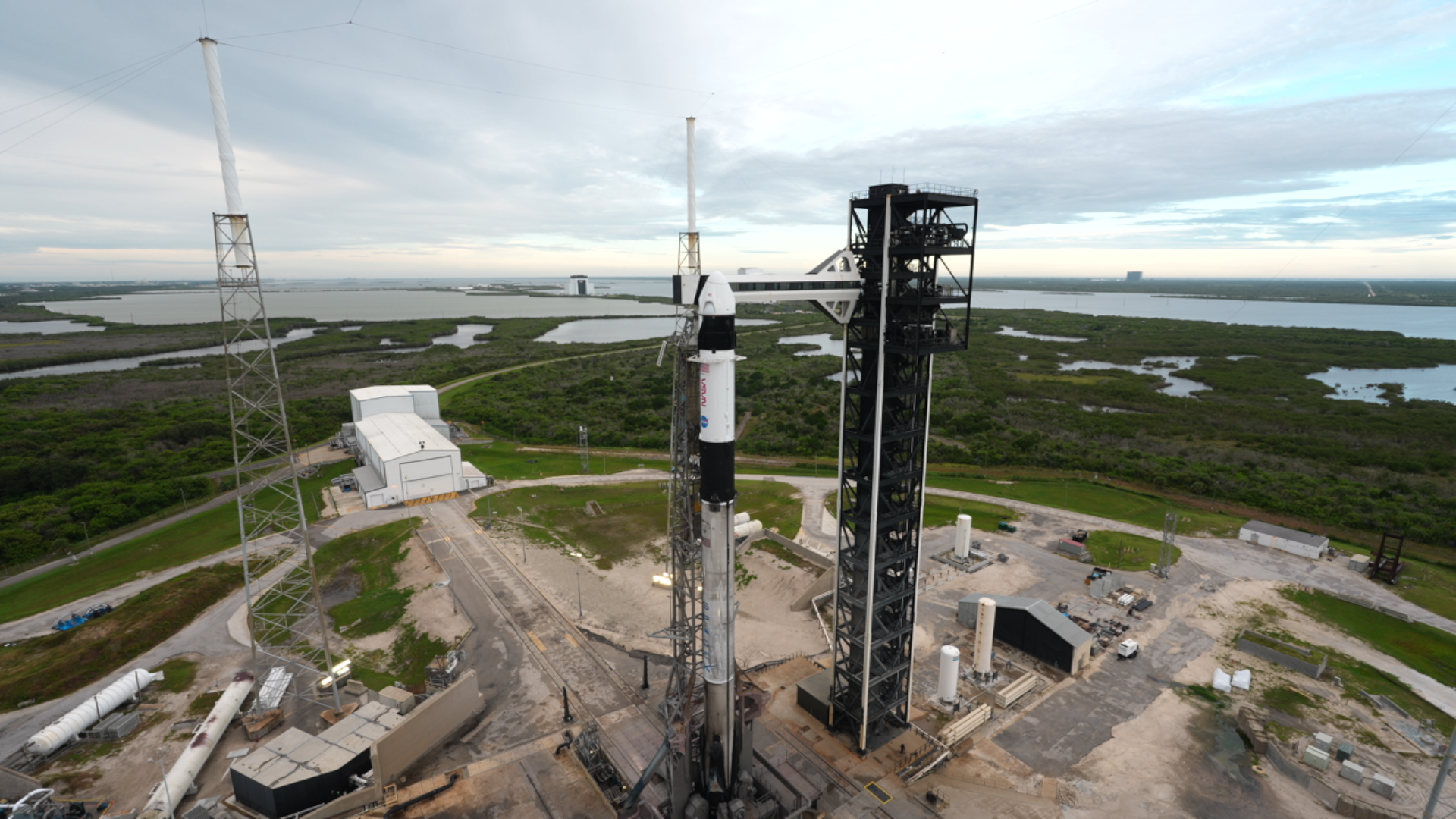 航天图片资料 · White rocket on a launch pad.