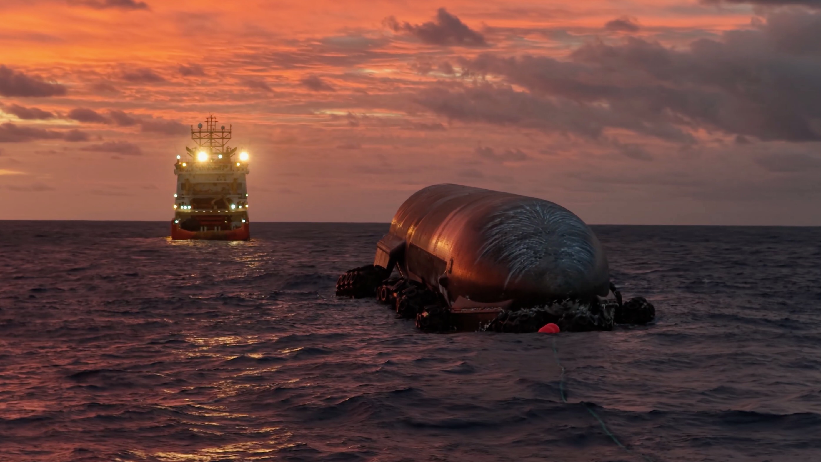 航天图片资料 · SpaceX works to get the upper stage from Starship's 13th test flight to shore from its Indian Ocean splashdown site. This is a screenshot from a video the company posted on X on Aug. 7.