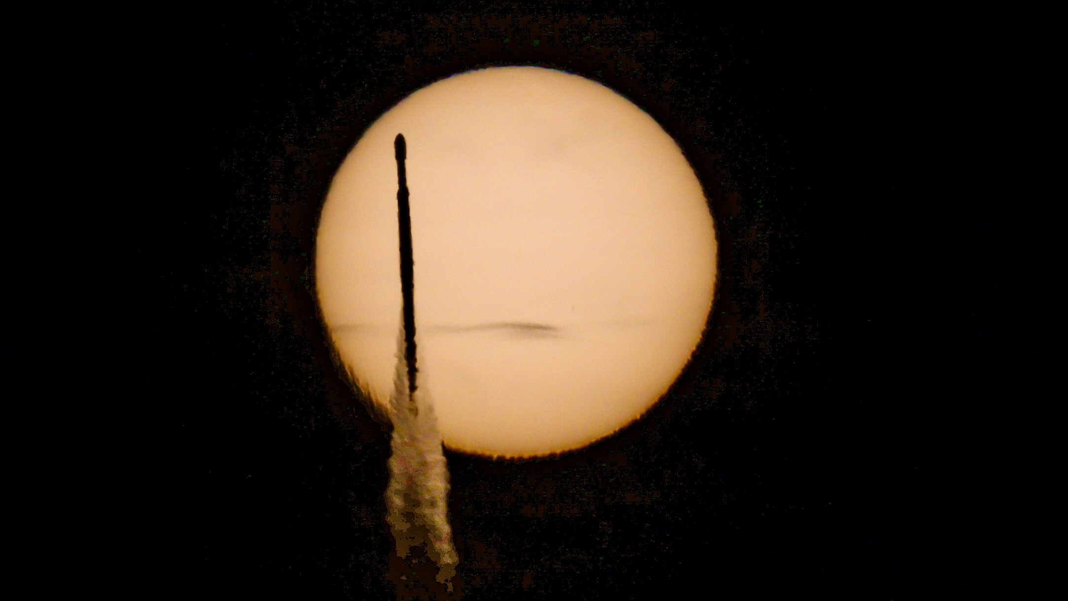 航天图片资料 · A rocket transits the sun