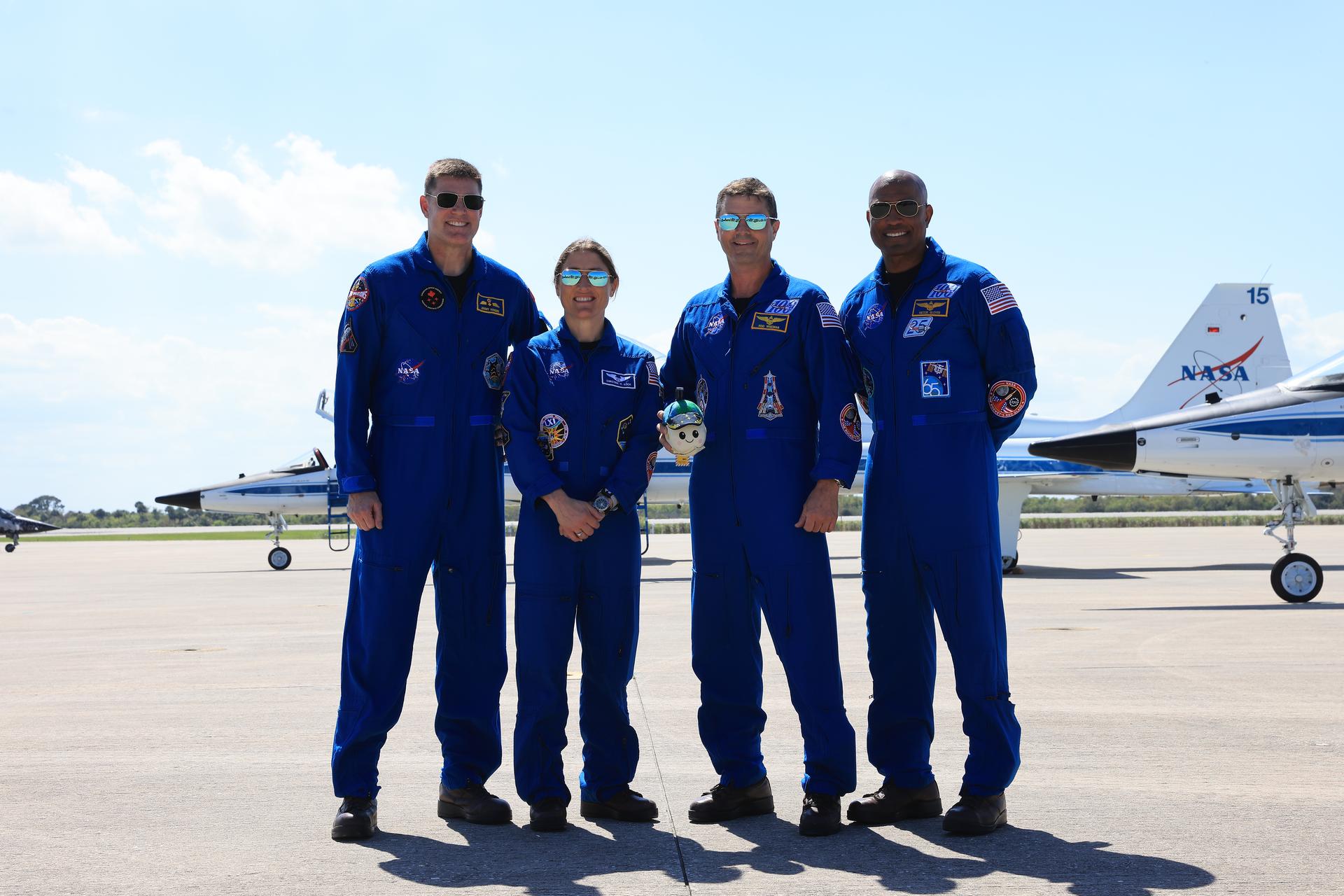 航天图片资料 · Image shows NASA's Artemis II astronauts dressed in their blue flight suit at the Launch and Landing Facility at NASA's Kennedy Space Center in Florida on Friday, March 27, 2026. Photo credit: NASA/Kim Shiflett