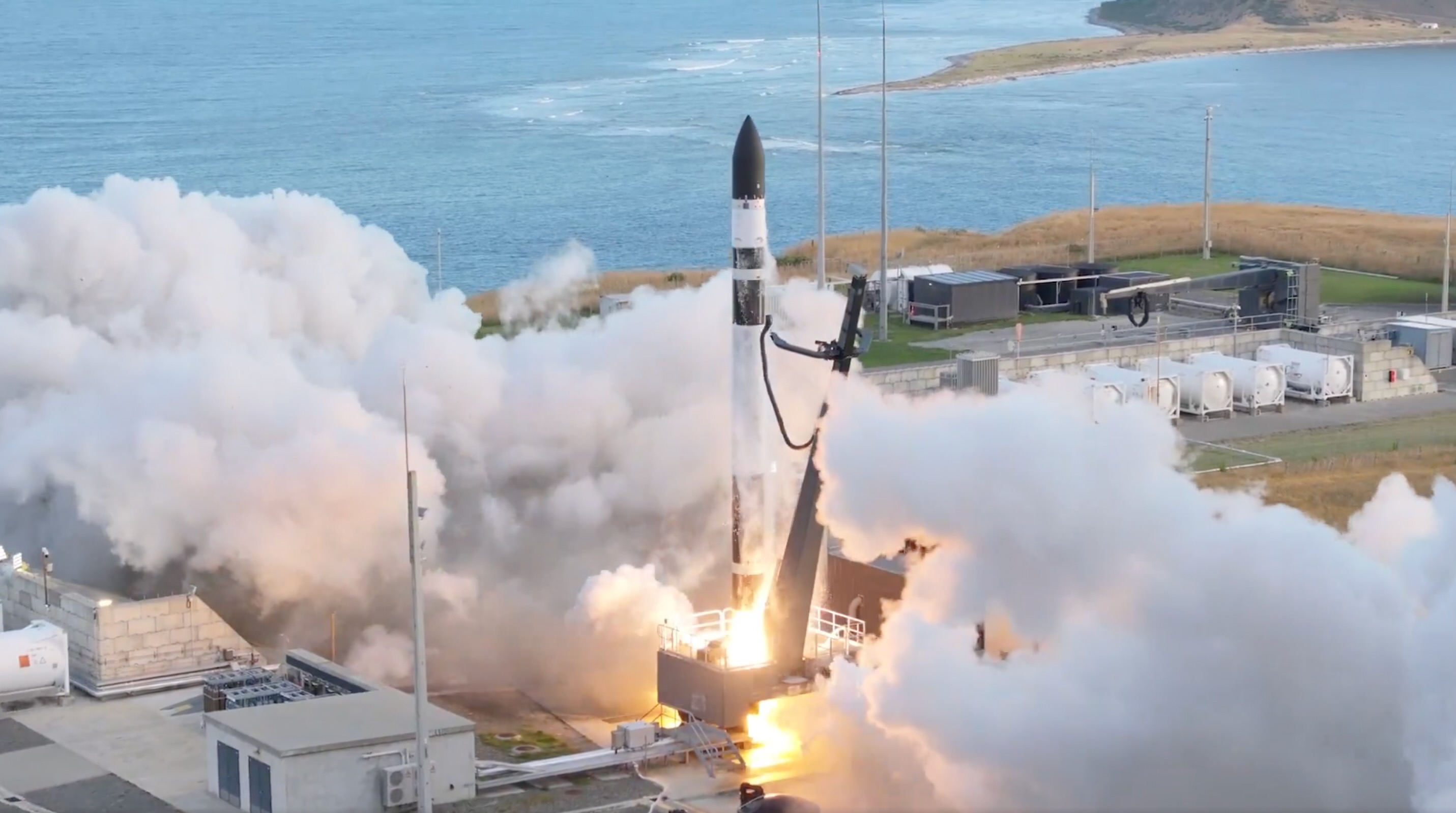 航天图片资料 · A Rocket Lab Electron rocket launches "The Wisdom God Guides" mission for the Japanese company iQPS from New Zealand on Dec. 21, 2025.