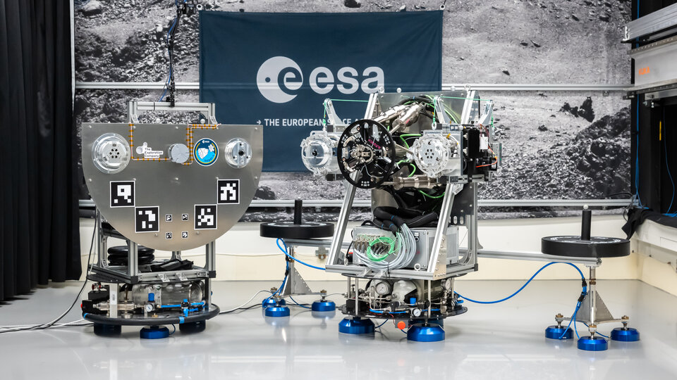 航天图片资料 · A docking test setup