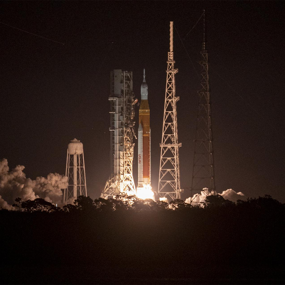 航天图片资料 · A rocket lifting off the launch pad, just seconds after launch. Fire and plumes of smoke appear at the base of the rocket as it begins to lift off.
