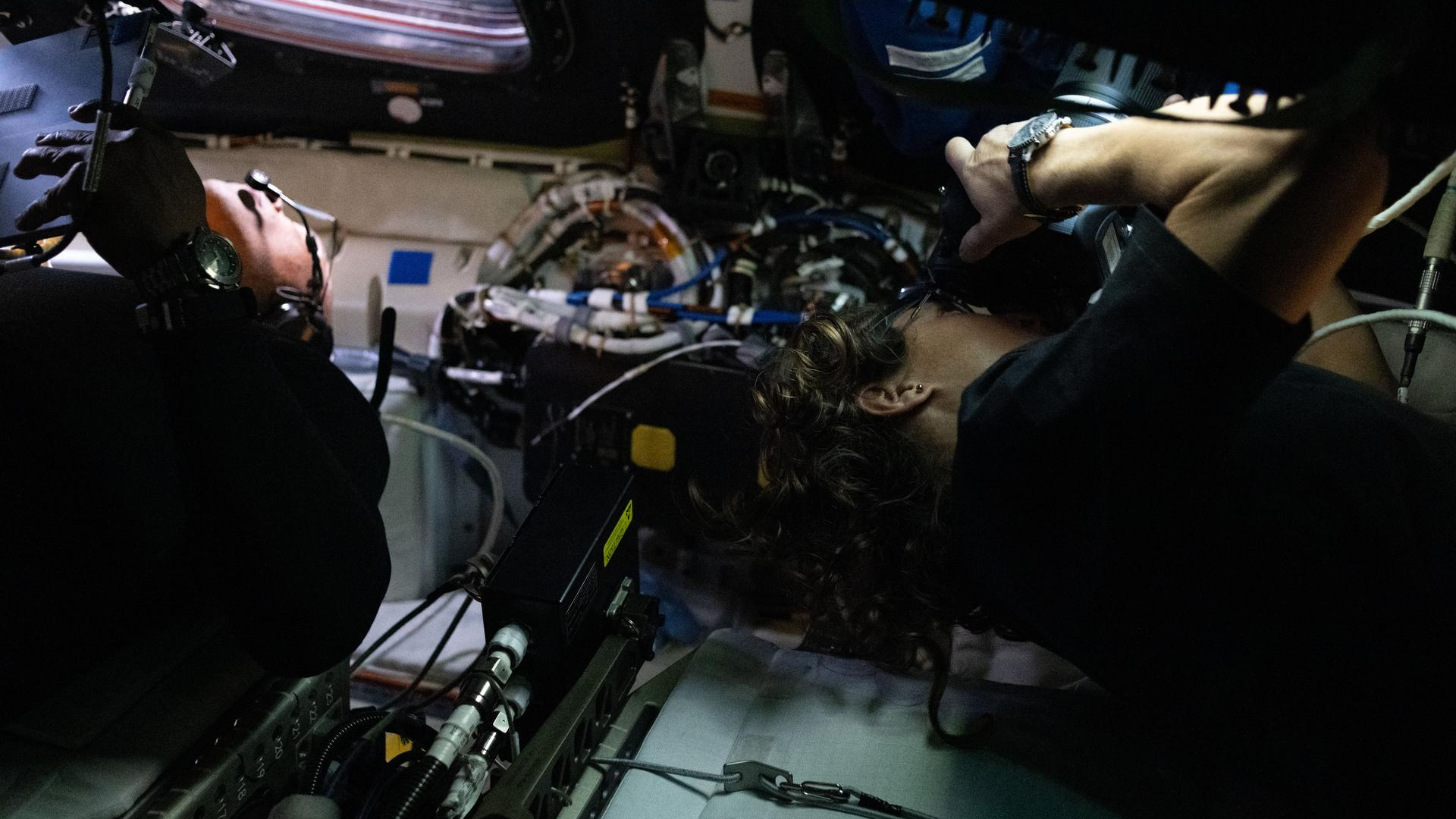 航天图片资料 · Victor Glover (left) and Christina Koch (right) take photos during Artemis II.
