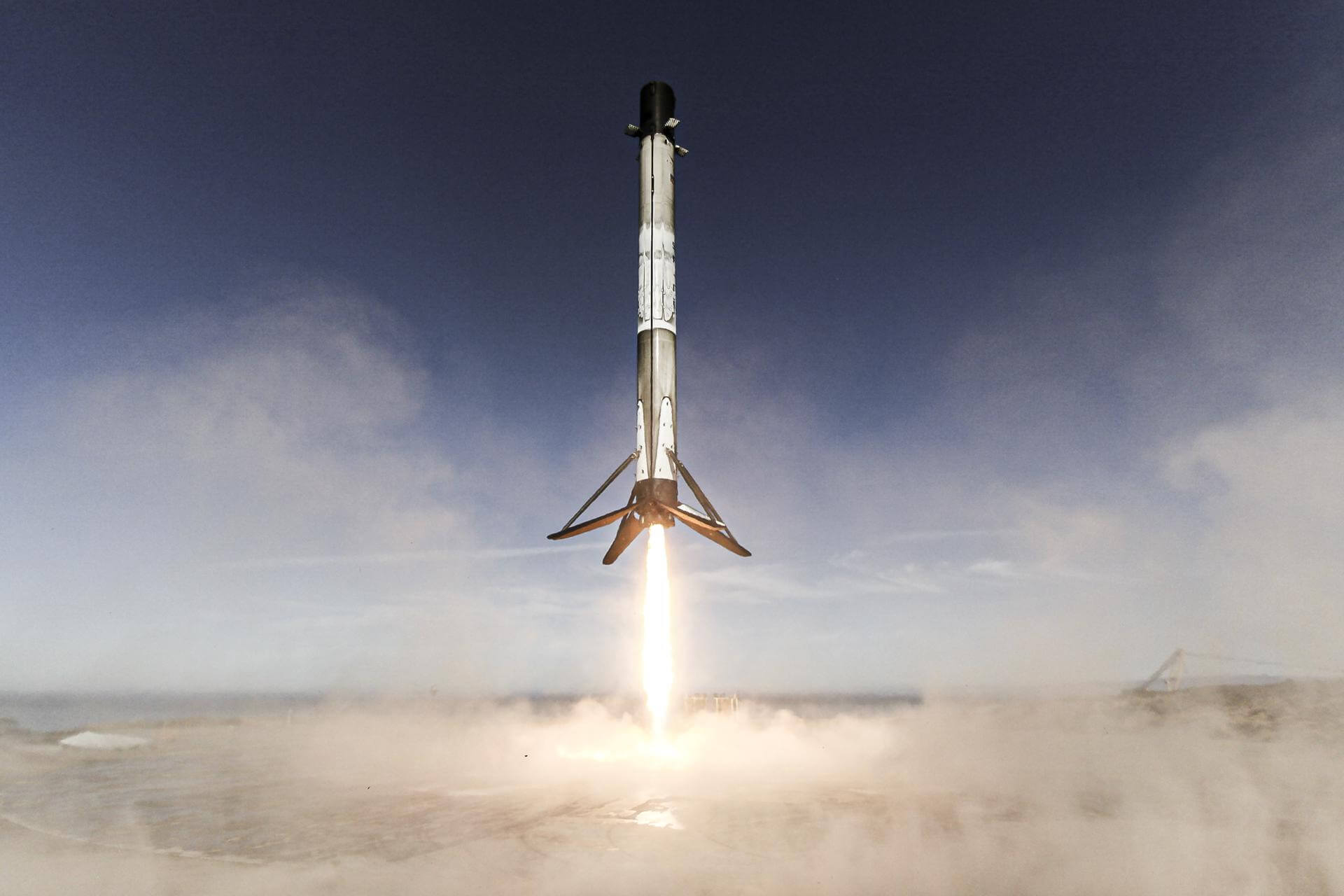 航天图片资料 · B1063 landing on LZ-4 during Sentinel-6A Michael Freilich launch