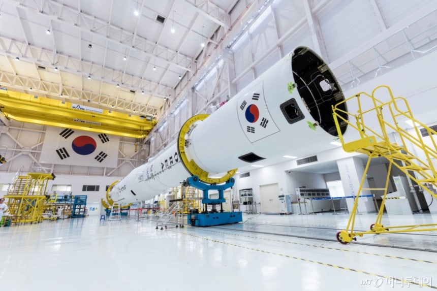 航天图片资料 · Nuri Rocket's Fifth Launch Comes to Life at Goheung Space Center Exhibit The Nuri rocket's fifth flight model undergoing launch preparations at the Launch Complex Assembly Building of the Naro Space Center in Goheung, Jeollanam-do. Photo courtesy of the Korea Aerospace Research Institute - Seoul Economic Daily Technology News from South Korea