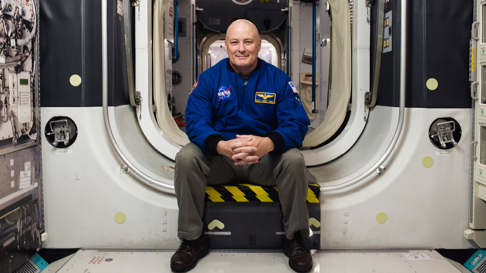 航天图片资料 · Scott Tingle poses for a photo inside a module of the International Space Station
