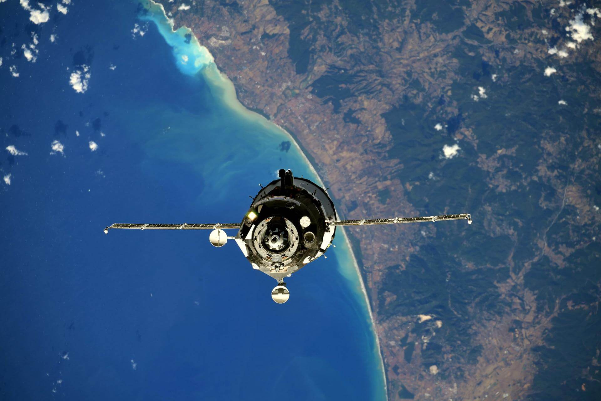 航天图片资料 · Soyuz MS in orbit (MS-19)