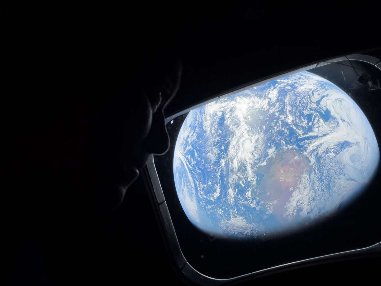 航天图片资料 · NASA astronaut and Artemis II Commander Reid Wiseman peers out of one of the Orion spacecraft's main cabin windows, looking back at Earth, as the crew travels towards the Moon on April 4, 2026. NASA's Artemis II mission will take Wiseman, Glover, Koch, and Hansen on a 10-day journey around the Moon and back aboard their Orion spacecraft.
