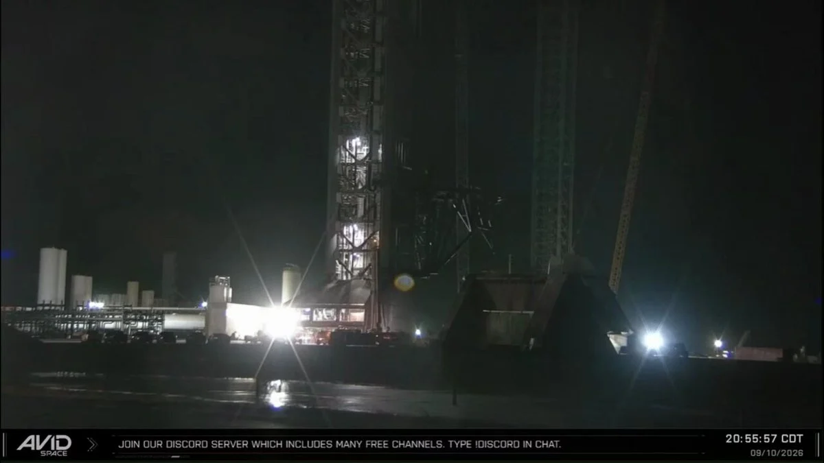 航天图片资料 · Starship 42 moved to Pad 2 at Starbase between the chopsticks for testing