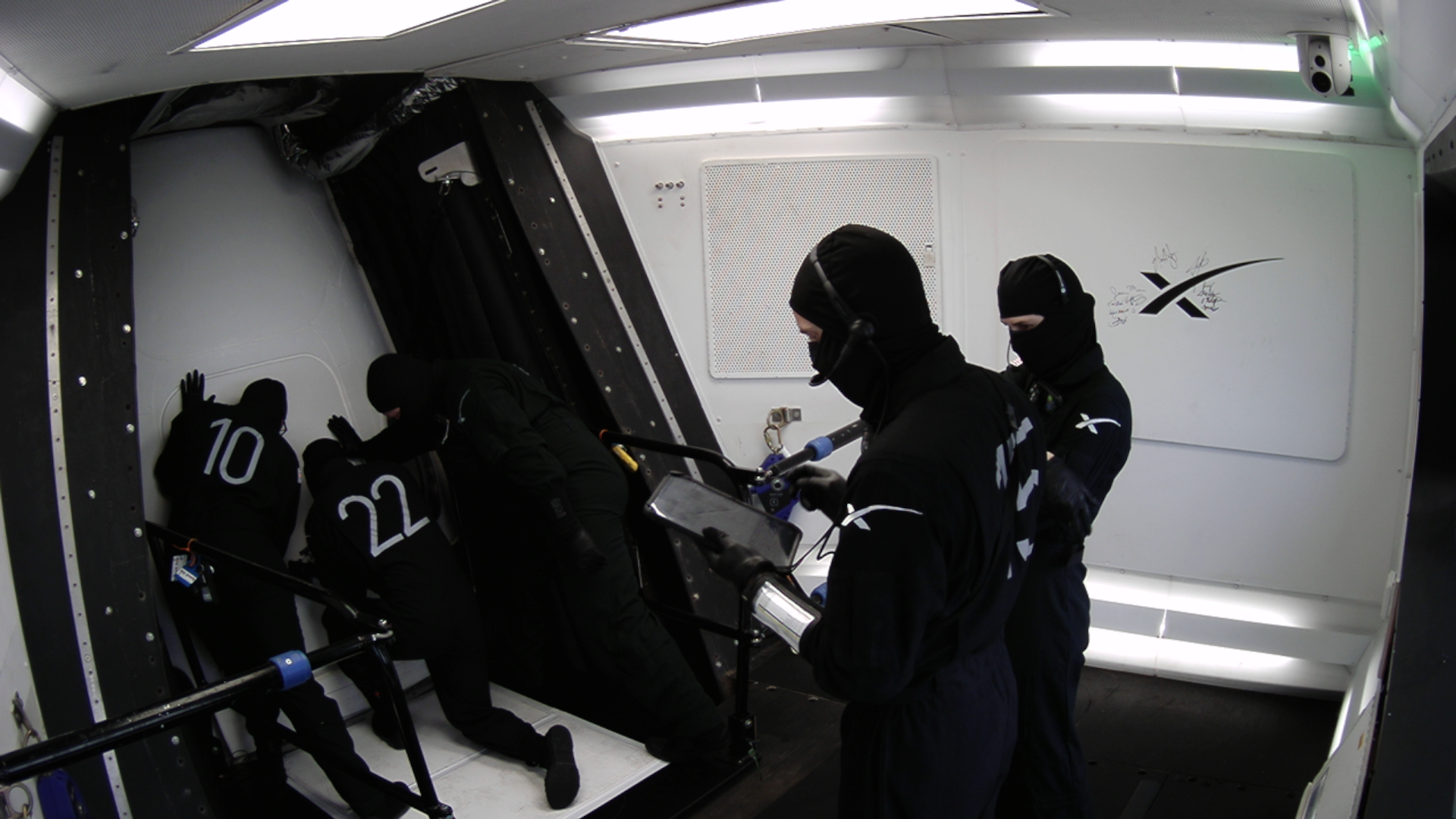 航天图片资料 · Teams with SpaceX close the hatch on the Dragon spacecraft for Crew-13 on Thursday, Oct. 1, 2026, ahead of launch to the International Space Station.